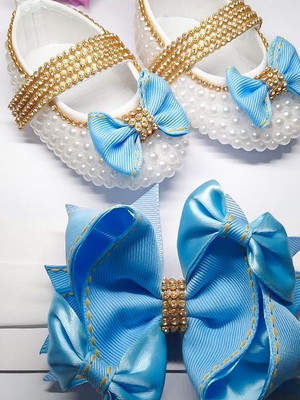 Sapatinho de bebê com pérolas branco e azul com laço