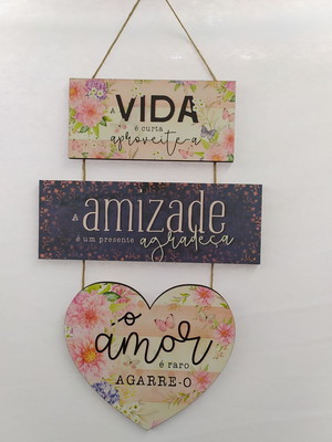 Placa em mdf com escrita impressa.