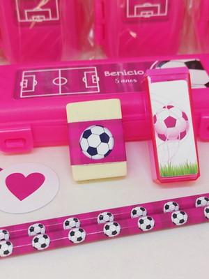 Lembrancinha futebol menina - estojo com kit escolar