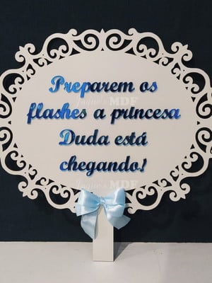 Placa com cabo e texto espelhado