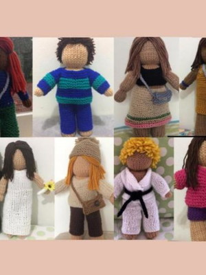 Boneca de tricô personalizada