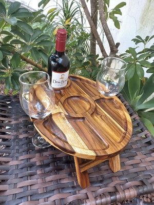 Mesa petisqueira com suporte para 2 taças e vinho