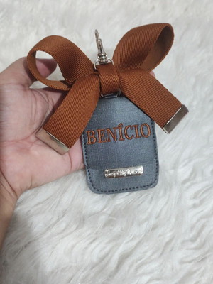 Chaveiro com laço de bolsa maternidade preto e caramelo