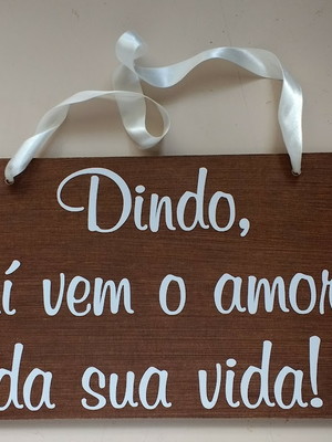 Placa pajem - daminha dindo aí vem o amor da sua vida em mdf