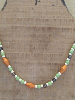 Colar boho em crochê e contas laranja e verde
