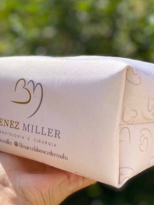 Necessaire bege personalizada com logo marca-brinde de luxo