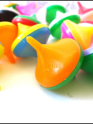 25 mini pião 2 lados coloridos 2,5 cm de altura