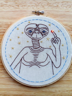 E.t. com led - quadro bastidor bordado à mão