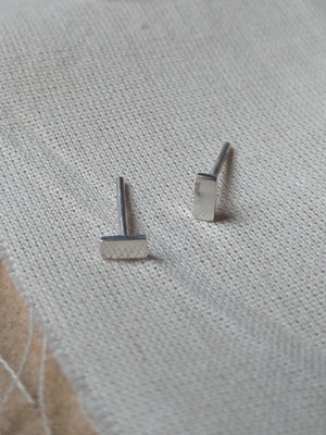 Brinco mini minimal prata