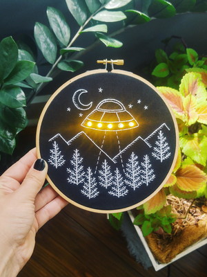 Disco voador fundo preto com leds - quadro bastidor bordado
