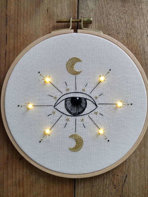 Olho místico com leds - quadro bastidor bordado à mão
