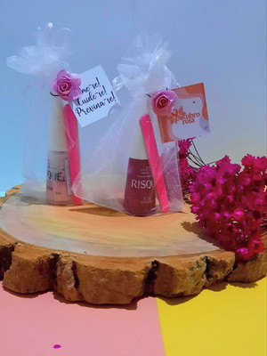 Saquinho com esmalte e mini lixa- outubro rosa