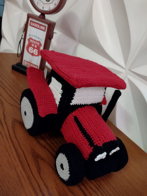Trator em amigurumi