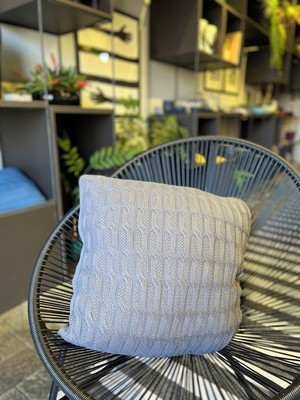 Almofada em tricot cinza com enchimento em silicone