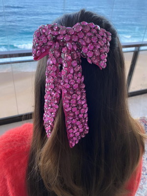 Laço pink de cetim de seda bordado pedras pink