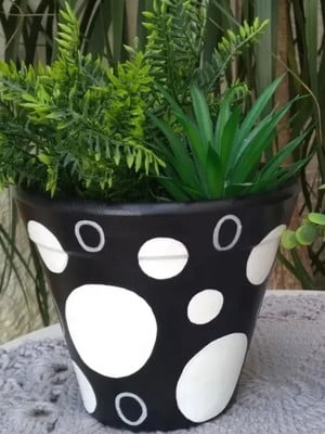 Vaso de cerâmica preto com bolinhas brancas