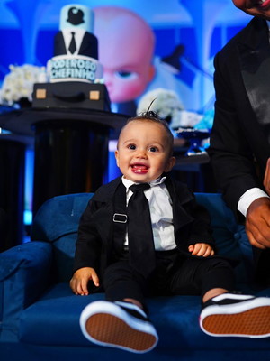 Look poderoso chefinho com blazer e suspensório