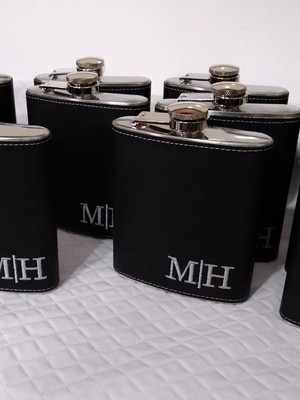 Kit padrinho nécessaire e cantil em couro.