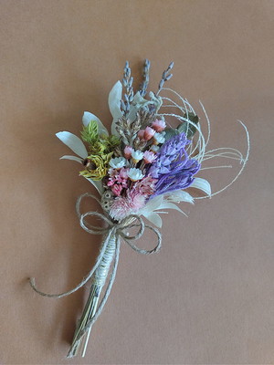 Lapela floral com lavanda desidratadas