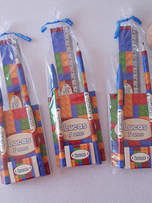 Bloquinho + lápis + régua + borracha + caneta lego
