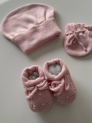 Kit sapatinho luvas e touca rosa