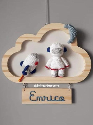 Enfeite de porta-maternidade nuvem astronauta amigurumi