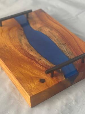 Tabua de servir gourmet com resina azul