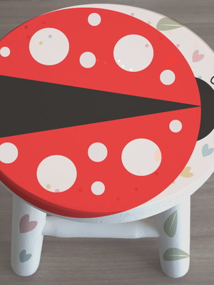 Banquinho infantil de madeira com pintura joaninha