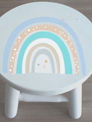 Banquinho com pintura infantil arco íris