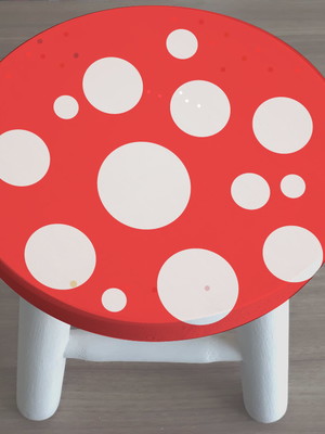 Banquinho infantil de madeira com pintura cogumelo