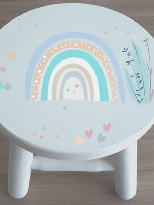 Banquinho infantil de madeira com pintura arco íris