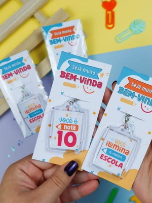 Card com chaveiro volta as aulas