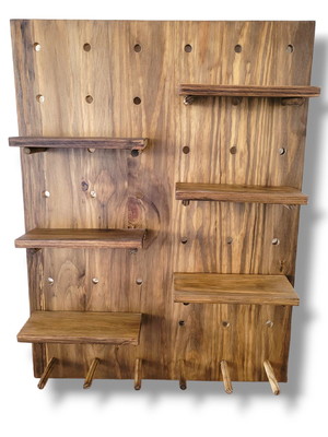 Painel pegboard em pinus com acabamento - sob medida