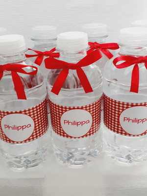 50 garrafas de água mineral com tag personalizada