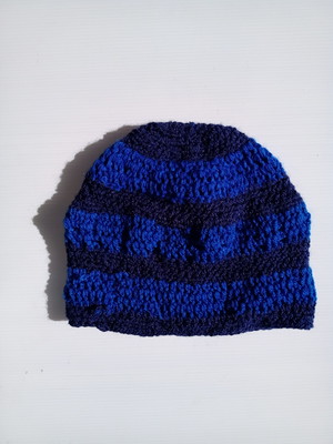 Touca de crochê azul marinho com azul royal
