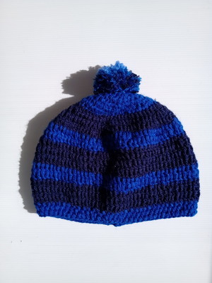 Gorro de crochê listrado com pompom