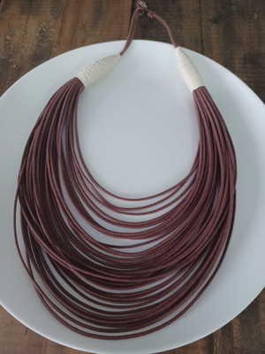 Colar fio de algodão marrom