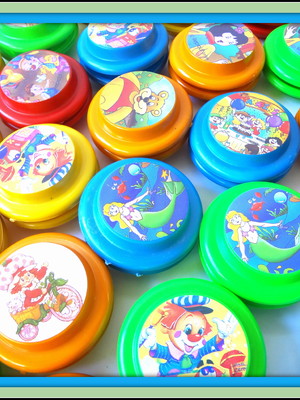 10 ioiôs formato disco voador 6cm com desenhos aleatórios