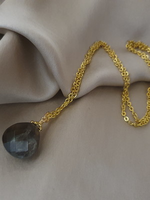 Corrente com pingente de pedra natural jade ambar