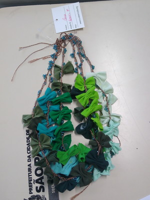 Colar feito a mão com tecido, missangas e crochê