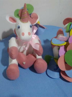 Unicornio em feltro sentado