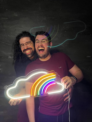 Letreiro neon nuvem arco-íris