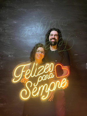 Letreiro neon felizes para sempre