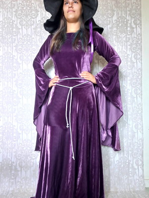 Vestido medieval bruxa clássica na cor roxa acompanha chapeu
