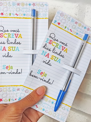 Cartão com caneta- volta as aulas