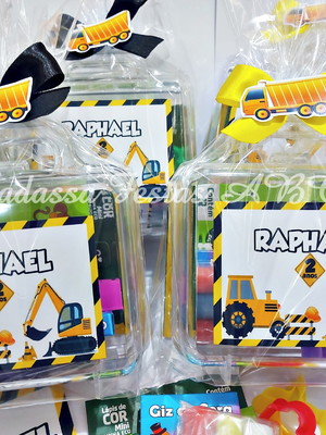 Maleta personalizada com kit para colorir tema construção