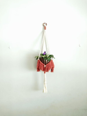 Suporte de macramê para plantas - franjas cor telha