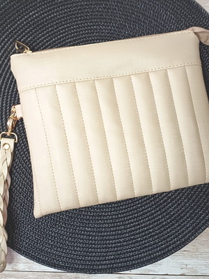 Bolsa clutch perolizada com alça trançada