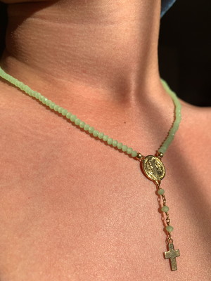 Colar terço feminino com medalha de são bento e cristais