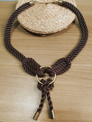 Colar de corda com detalhe metal ouro velho